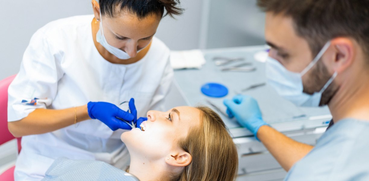 La interacción positiva con los pacientes es una parte esencial del rol del asistente dental. Asistente dental interactuando con un paciente joven.