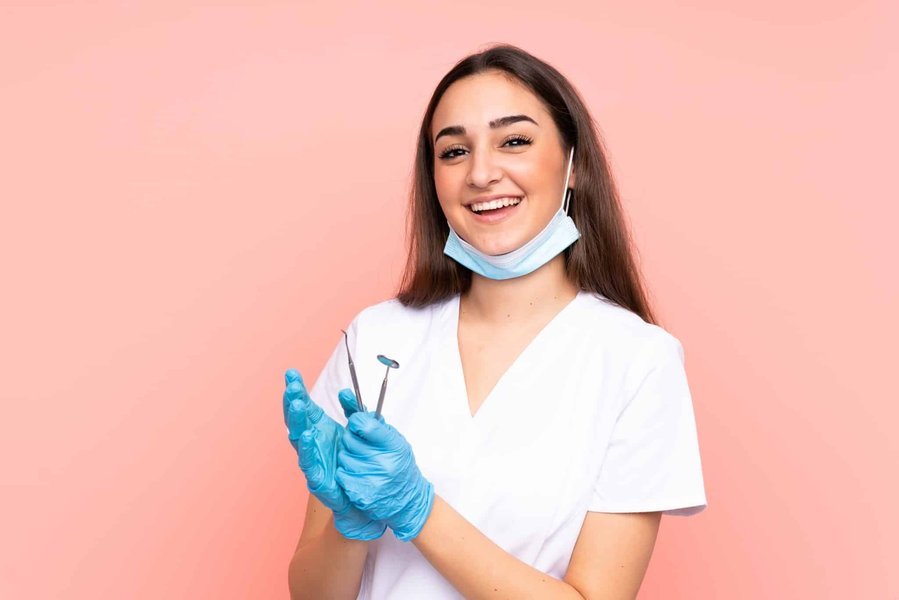 El trabajo en equipo es fundamental en el consultorio dental Asistente dental y dentista trabajando juntos en un consultorio.