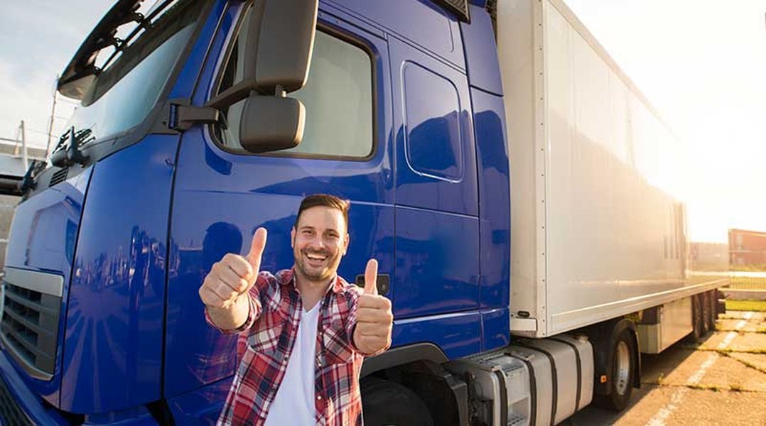 Un camionero inspeccionando su vehículo