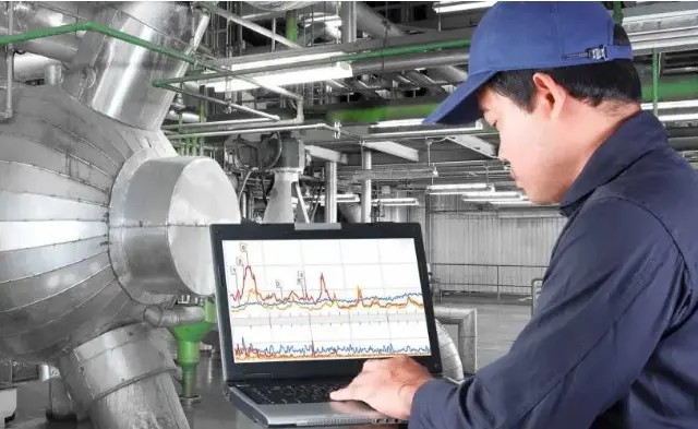 Técnico de control informático para el mantenimiento de equipos y tuberías en una moderna central térmica industrial