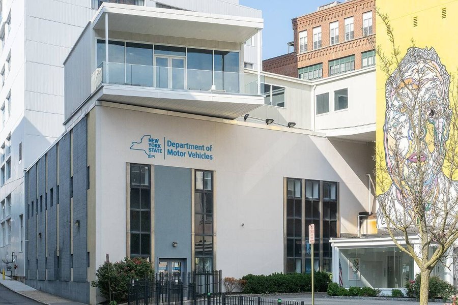 Un letrero distintivo del DMV de Nueva York, un punto de referencia para los conductores del estado. Letrero exterior del Departamento de Vehículos Motorizados de Nueva York