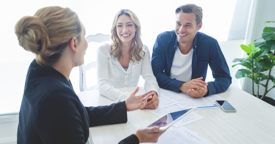 La firma de documentos es un paso clave en el proceso de compra de una propiedad.