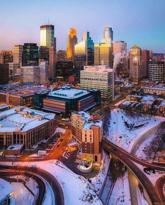 Edificios altos por la noche en el centro de Minneapolis durante el invierno. Foto del usuario de Instagram @travelmoretwincities