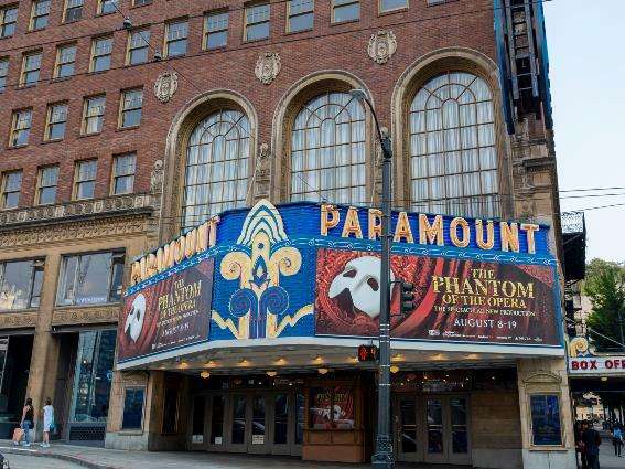 El Paramount Theatre, una de las mejores cosas que hacer en Seattle, visto desde la calle