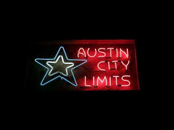 Foto de un letrero de neón que dice Austin City Limits, una de las atracciones imperdibles de la ciudad