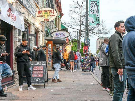 Gente en Sixth Street, una de las mejores cosas que hacer en Austin