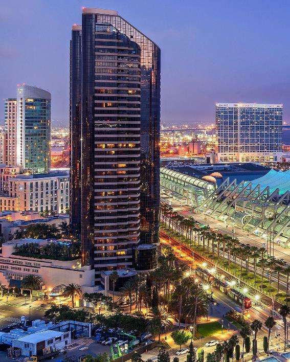 Horizonte de edificios altos iluminados en el centro de San Diego. Foto del usuario de Instagram @jbahuphotos