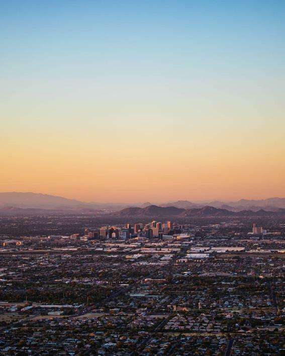 Horizonte de montañas y edificios en Phoenix, AZ. Foto del usuario de Instagram @maverick_shots