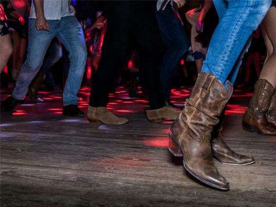 La gente baila en línea en el White Horse, una de las mejores cosas que hacer en Austin, Texas