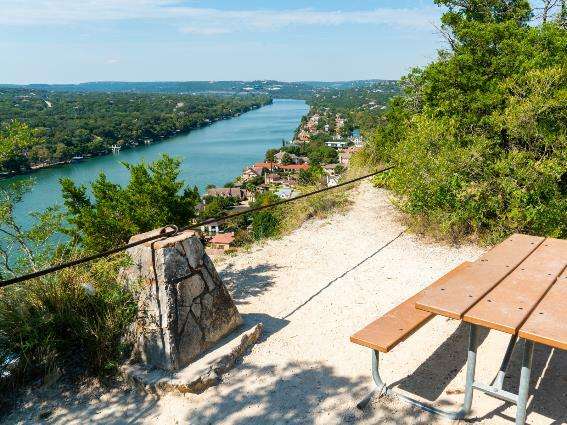 Mirador panorámico en una de las mejores cosas que hacer en Austin, Mount Bonnell