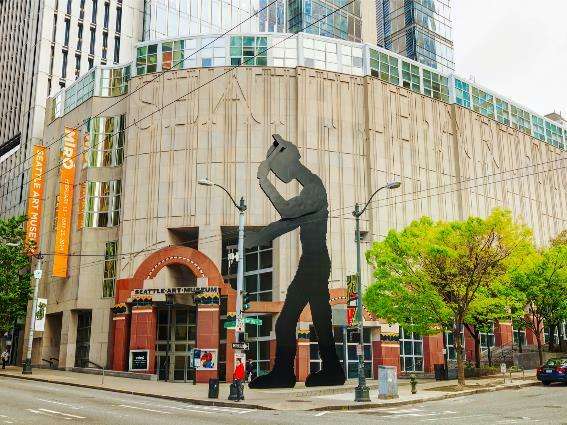 Museo de Arte de Seattle, una de las mejores atracciones de Seattle, vista desde la calle
