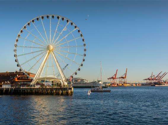 Seattle Great Wheel vista desde la bahía, una de las mejores cosas que hacer en Seattle