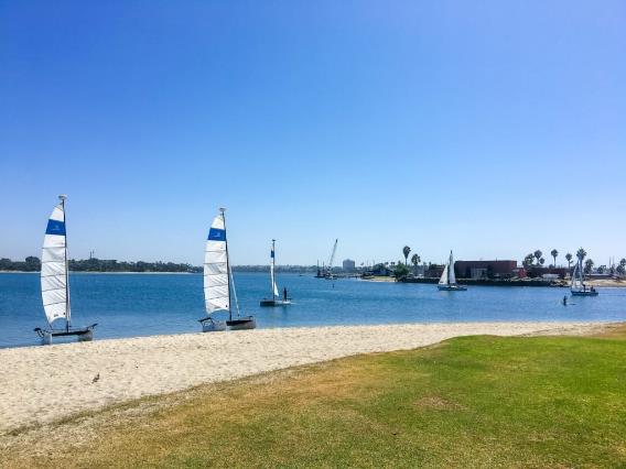 Pequeñas embarcaciones en la orilla de Mission Bay, donde los deportes acuáticos son una de las actividades más populares en San Diego.