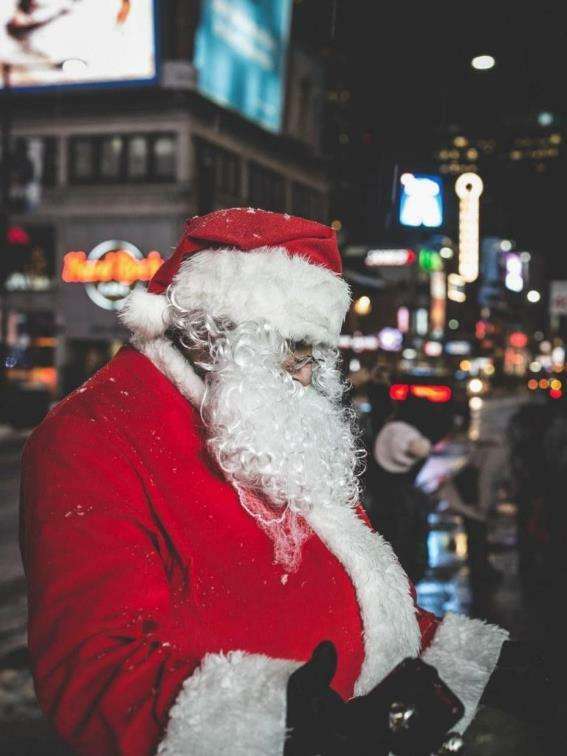 persona difrazada de Santa Claus en New york