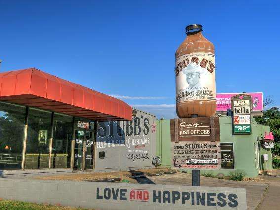 Vista exterior de una de las mejores atracciones de Austin, Stubb's BBQ