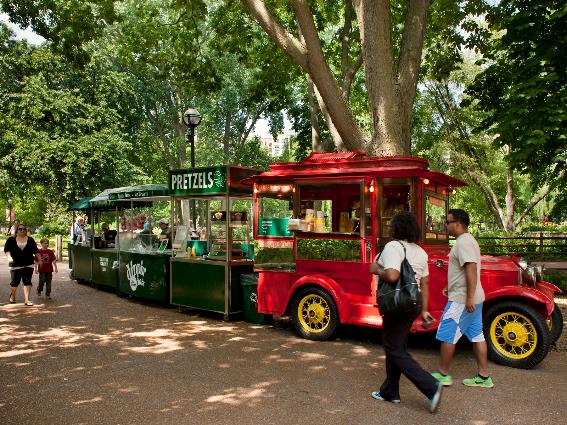 Carritos y camiones de comida en el zoológico de Lincoln Park, una de las mejores cosas que hacer en Chicago