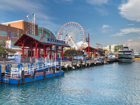 Foto del Navy Pier, una de las mejores atracciones de Chicago, vista en medio del día