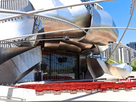 Jay Pritzker Pavilion, una de las mejores cosas que hacer en Chicago, fotografiado durante un día de cielo azul
