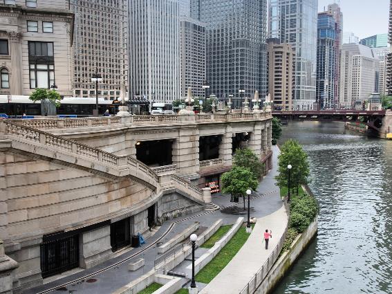 Paseo fluvial de cemento, una de las mejores cosas que hacer en Chicago, fotografiada durante la mitad del día