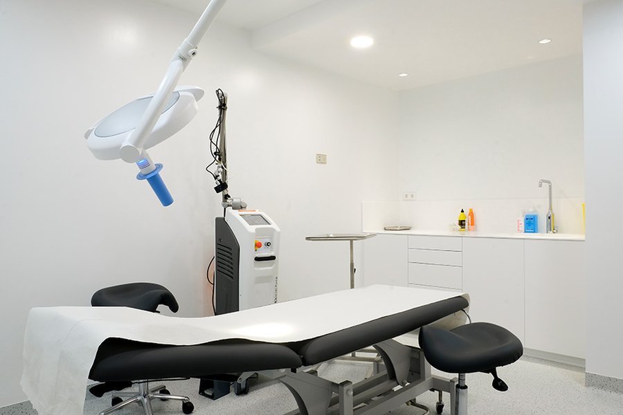 Equipo especializado de láser CO2 utilizado en tratamientos dermatológicos