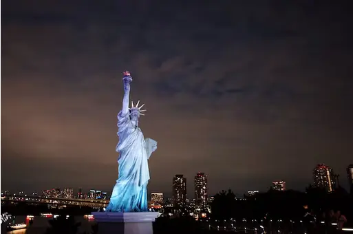 Estatua de la libertad de noche