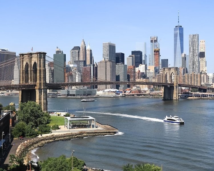 Vistas del Puente de Brooklyn y el skyline desde Brooklyn Heights Promenade.