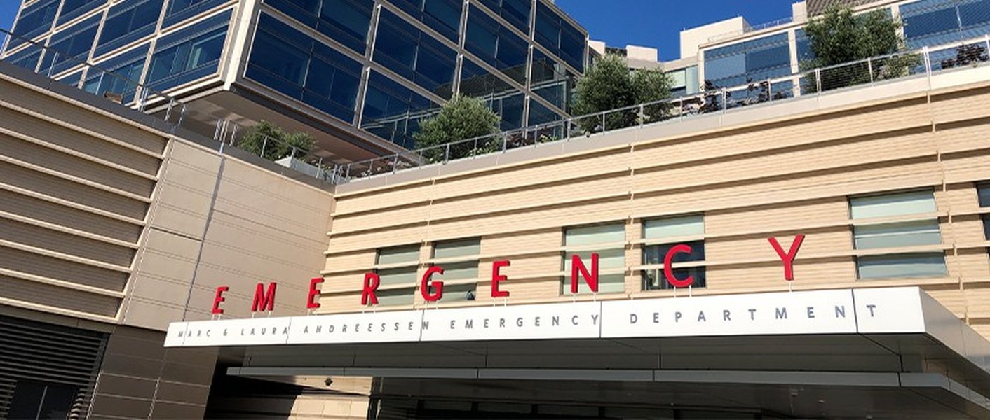 Imagen de un pasillo de hospital con personal médico.