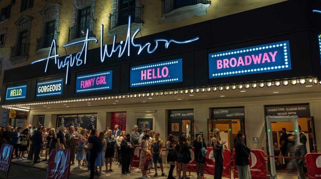 Gente haciendo fila para un espectáculo de Broadway