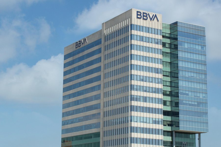 La torre de BBVA en Houston, reflejando su presencia en Texas.