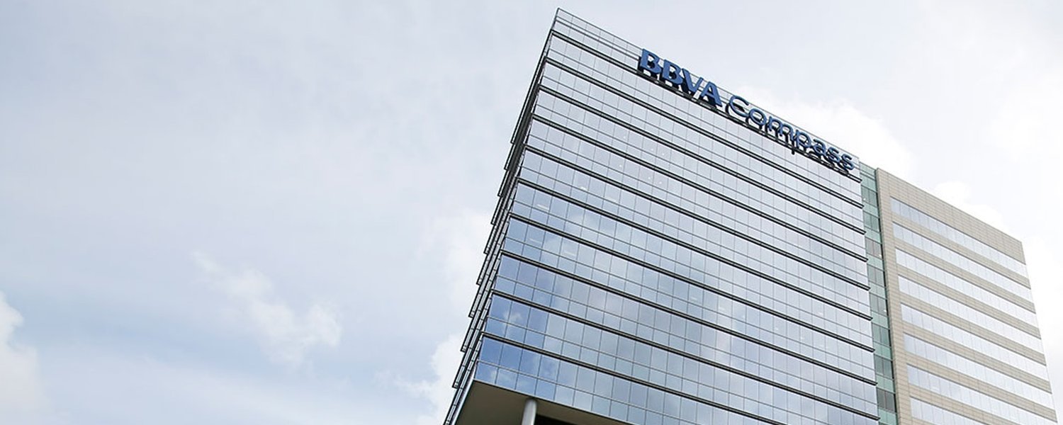 Una torre de BBVA Compass que representa la antigua presencia física de BBVA en EE. UU.