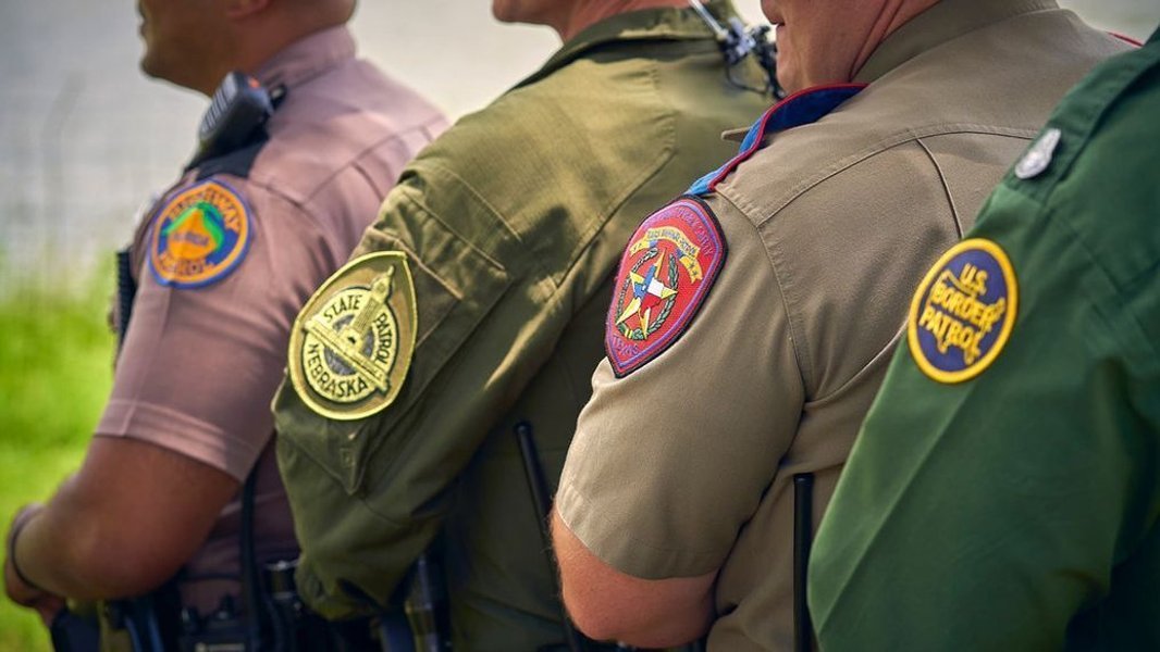 Soldados estatales completan su despliegue en Texas, ilustrando la colaboración inter-estatal en la aplicación de la ley de inmigración.