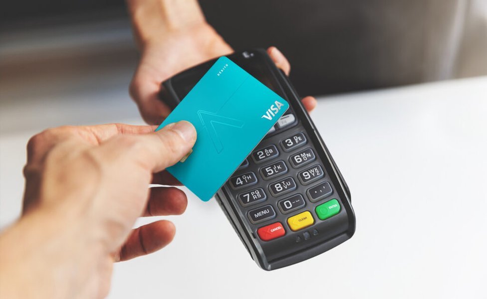 La tarjeta Direct Express es una opción similar a una tarjeta de débito, perfecta para quienes prefieren no tener una cuenta bancaria tradicional.