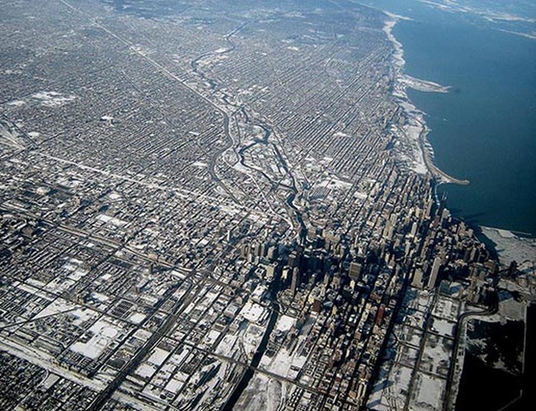 Vista aérea de Chicago, una ciudad con desafíos continuos de seguridad. Vista aérea de Chicago, una ciudad con desafíos continuos de seguridad.