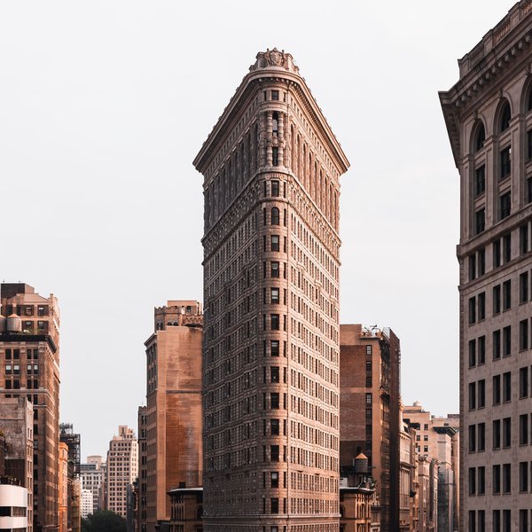 La icónica silueta del Flatiron Building, un diseño triangular único en el corazón de Manhattan. La icónica silueta del Flatiron Building, un diseño triangular único en el corazón de Manhattan.