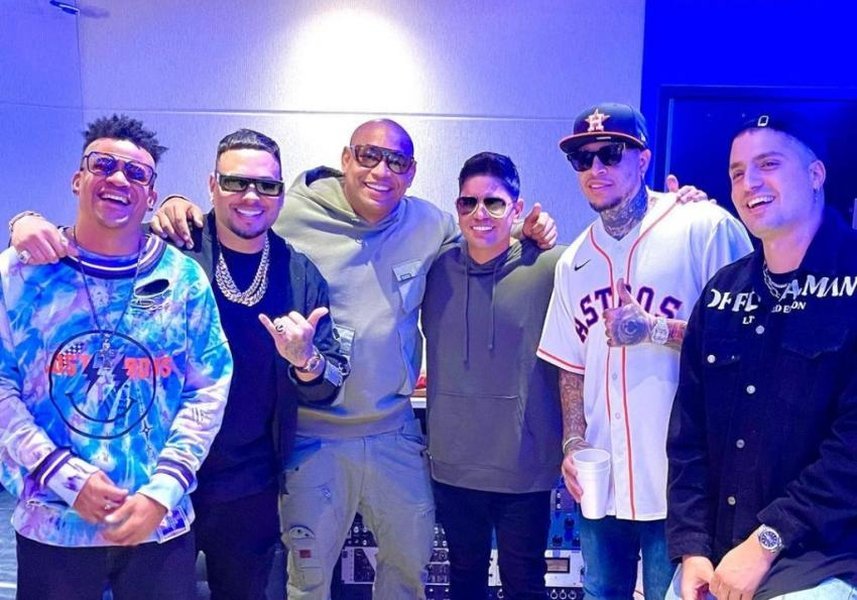 Varios reguetoneros cubanos se unen para un proyecto musical, simbolizando la unidad en la escena de Miami. Varios reguetoneros cubanos se unen para un proyecto musical, simbolizando la unidad en la escena de Miami.