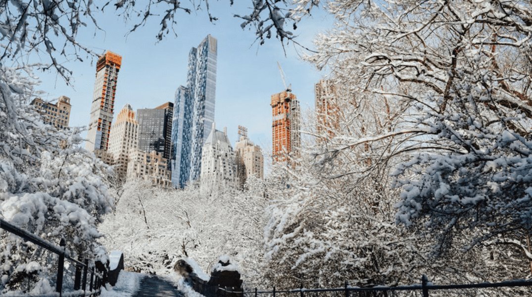 La magia invernal de Central Park, un oasis nevado en el corazón de la ciudad. Central Park cubierto de nieve en invierno.