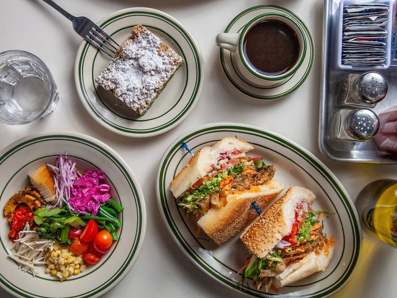 Un clásico bagel con salmón y queso crema, una experiencia esencial de Nueva York. Un clásico bagel con salmón y queso crema, una experiencia esencial de Nueva York.