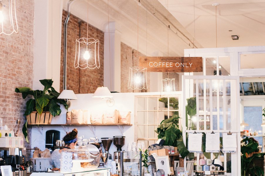 El encanto de una cafetería acogedora en Nueva York, ideal para empezar el día. El encanto de una cafetería acogedora en Nueva York, ideal para empezar el día.