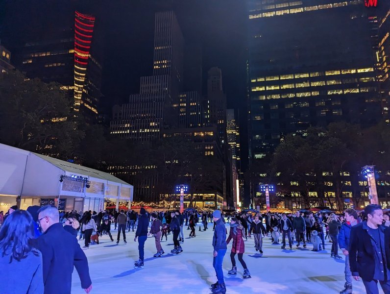 El animado Winter Village en Bryant Park, con su pista gratuita y mercado navideño. El animado Winter Village en Bryant Park, con su pista gratuita y mercado navideño.
