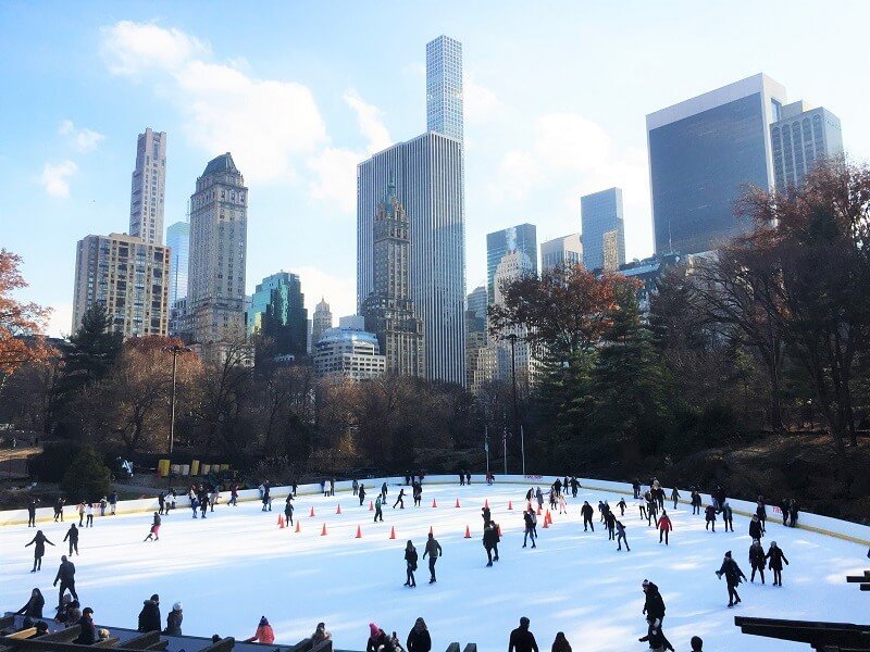 Wollman Rink en Central Park, ofreciendo vistas espectaculares del skyline de Manhattan. Wollman Rink en Central Park, ofreciendo vistas espectaculares del skyline de Manhattan.