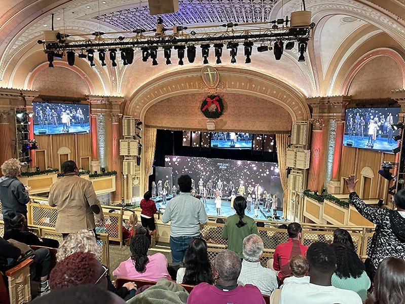 El famoso The Brooklyn Tabernacle, conocido por su coro masivo. El famoso The Brooklyn Tabernacle, conocido por su coro masivo.