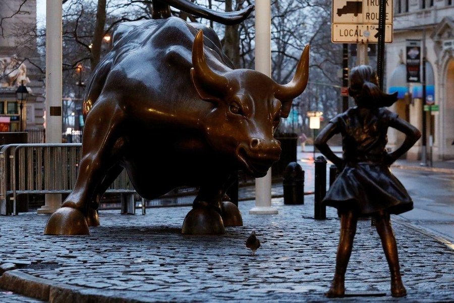 La "Niña sin Miedo" inicialmente frente al "Charging Bull", generando un diálogo sobre empoderamiento.