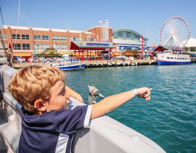 La Noria del Centenario y las atracciones de Navy Pier, un punto de encuentro para la diversión familiar.