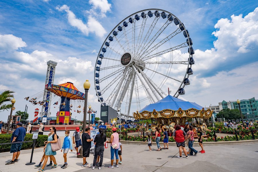 Vistas panorámicas desde Navy Pier, con la Noria del Centenario en primer plano.