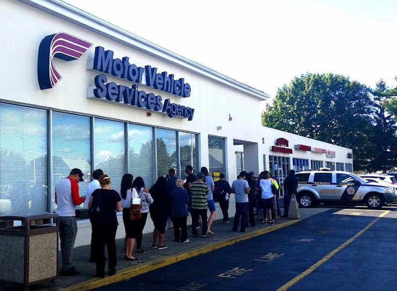 Interior de una oficina del DMV en New Jersey, mostrando el ambiente de atención al cliente.