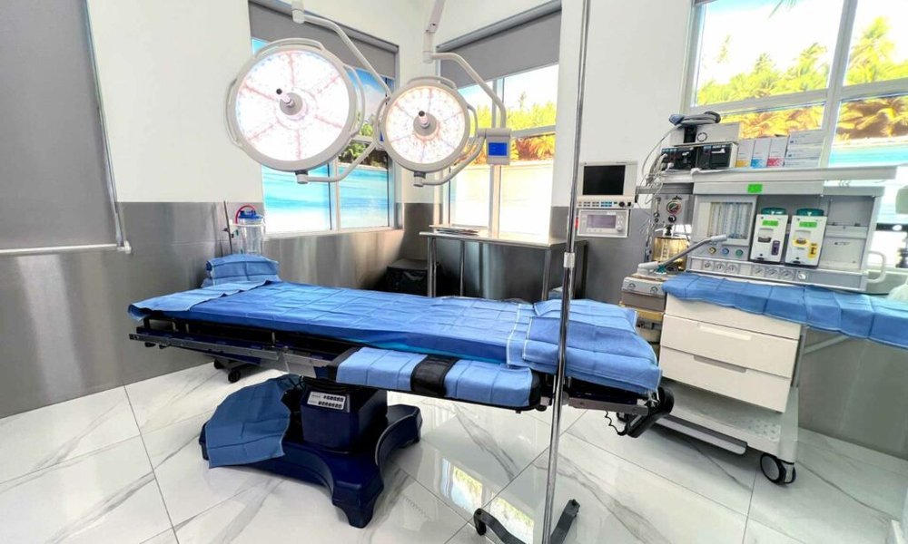 Equipo de cirujanos en Dolls Plastic Surgery.