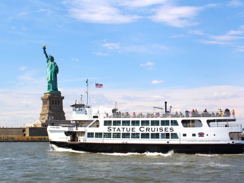 El ferry oficial de Statue City Cruises, único autorizado para desembarcar en Liberty Island. Ferry oficial a Liberty Island con la Estatua de la Libertad al fondo