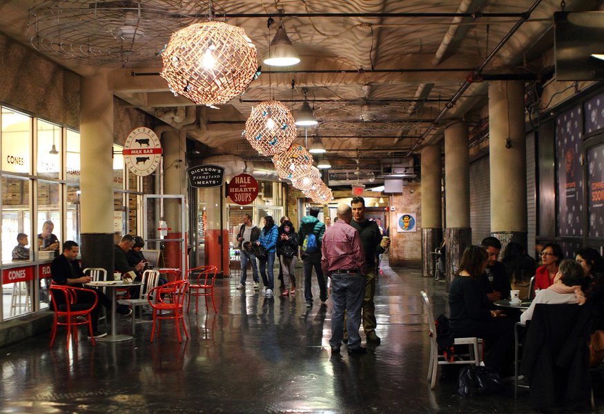 Un vistazo al bullicioso interior del Chelsea Market, con sus diversas ofertas culinarias. Un vistazo al bullicioso interior del Chelsea Market, con sus diversas ofertas culinarias.