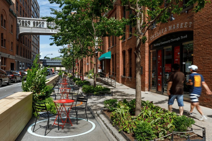 Área de asientos al aire libre en Chelsea Market, una opción para disfrutar tu comida en un día soleado. Área de asientos al aire libre en Chelsea Market, una opción para disfrutar tu comida en un día soleado.