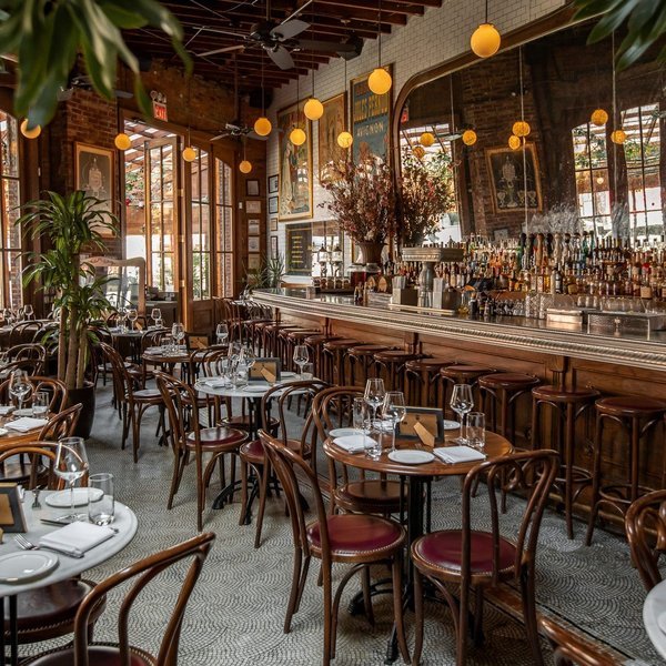 El sofisticado ambiente de La Grande Boucherie, un ejemplo de elegancia en el brunch neoyorquino.